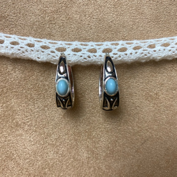 Silver hooped earrings with turquoise stone and clasp closure - Picture 2 of 6